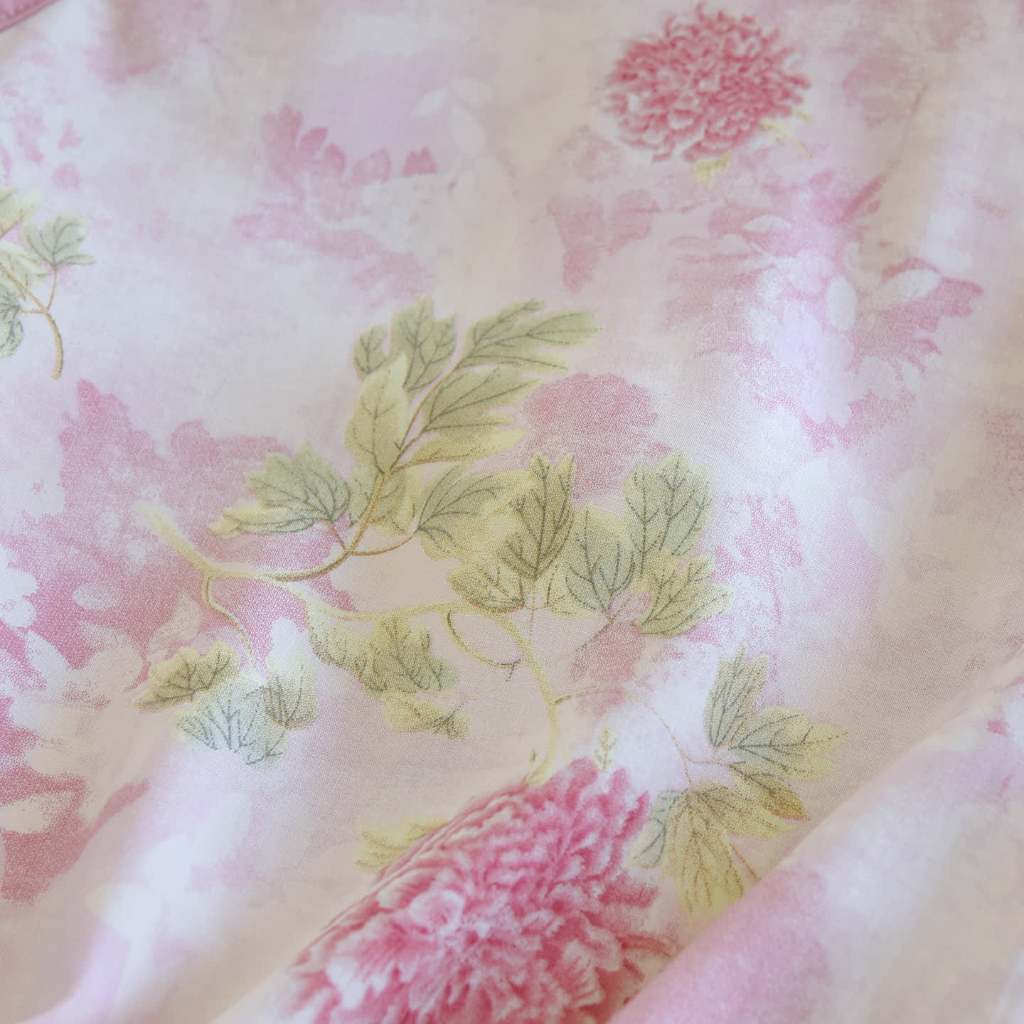 Pigiama composto da pantaloni corti imbottiti con stampa floreale di ortensie. - image 7