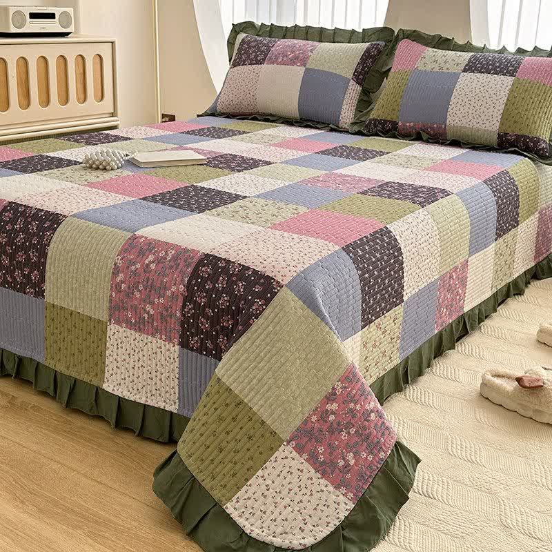 Copriletto in twill di cotone con bordo a volant e lavorazione patchwork. - image 2