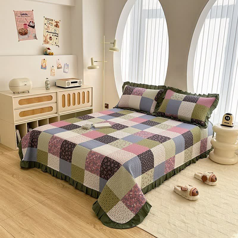 Copriletto in twill di cotone con bordo a volant e lavorazione patchwork. - image 1
