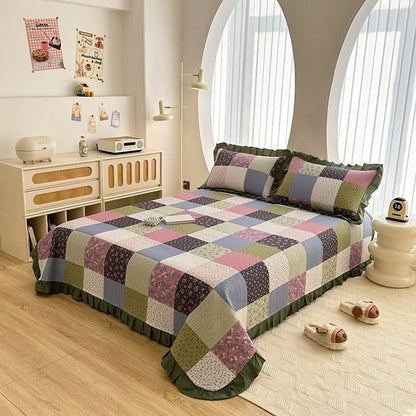 Copriletto in twill di cotone con bordo a volant e lavorazione patchwork. - image 1