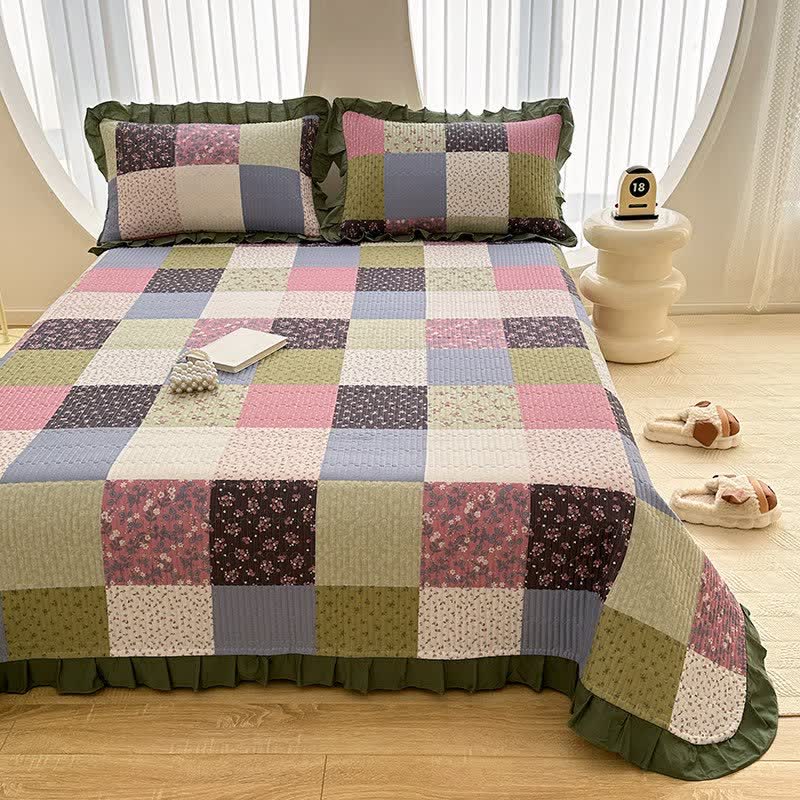 Copriletto in twill di cotone con bordo a volant e lavorazione patchwork. - image 3