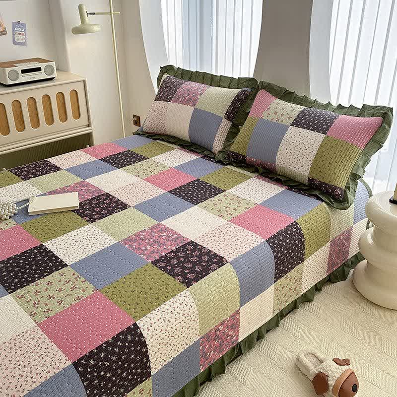 Copriletto in twill di cotone con bordo a volant e lavorazione patchwork. - image 4