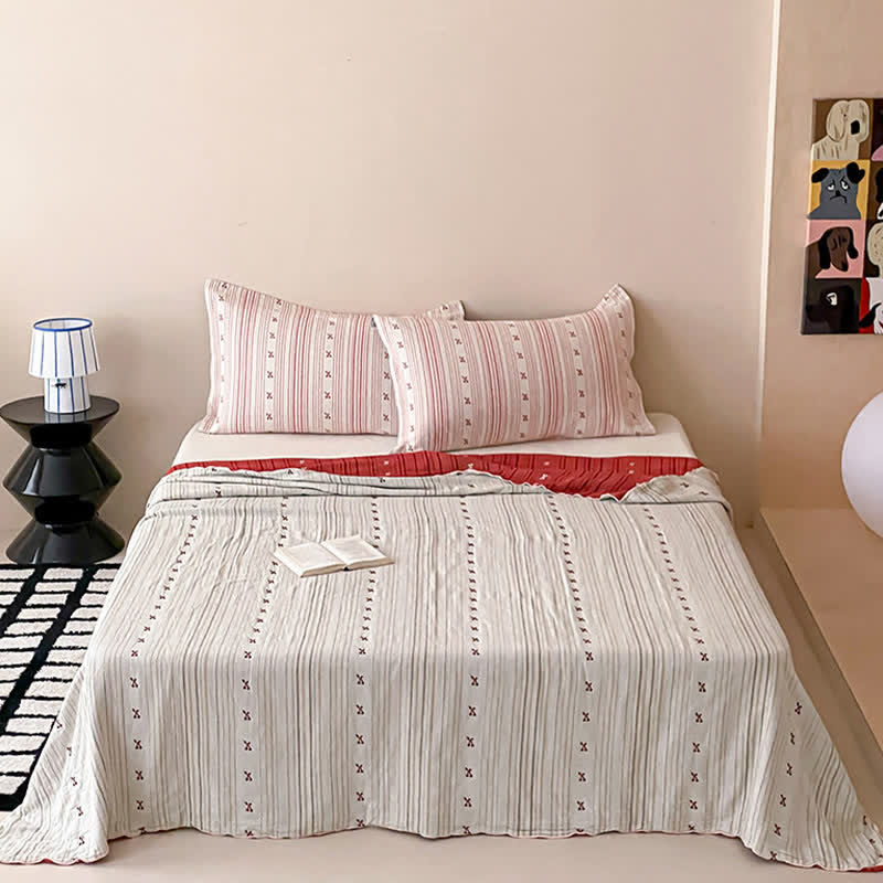 Set di biancheria da letto in cotone lavato con motivo a righe rosse e finiture a ciliegia. - image 2
