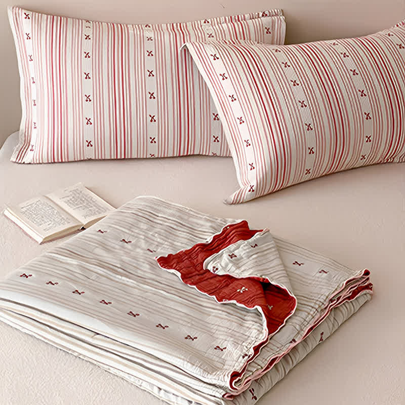 Set di biancheria da letto in cotone lavato con motivo a righe rosse e finiture a ciliegia. - image 3
