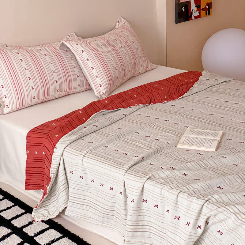 Set di biancheria da letto in cotone lavato con motivo a righe rosse e finiture a ciliegia. - image 1