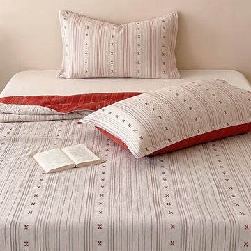 Set di biancheria da letto in cotone lavato con motivo a righe rosse e finiture a ciliegia. - Rosa - Matrimoniale - Set di biancheria da letto (3 pezzi) - image 0