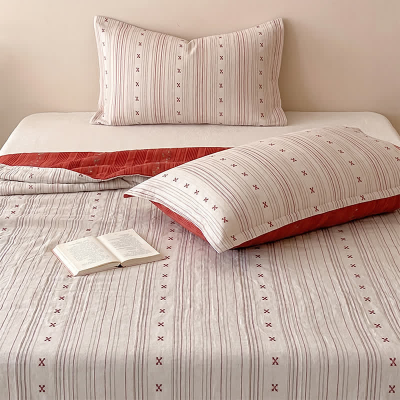Set di biancheria da letto in cotone lavato con motivo a righe rosse e finiture a ciliegia. - Rosa - Matrimoniale - Set di biancheria da letto (3 pezzi) - image 0