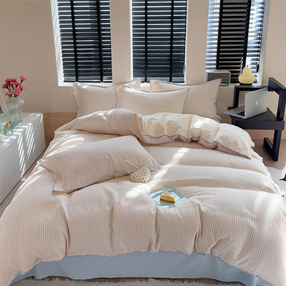 Set di biancheria da letto in cotone lavato con bordo smerlato a righe. - image 1
