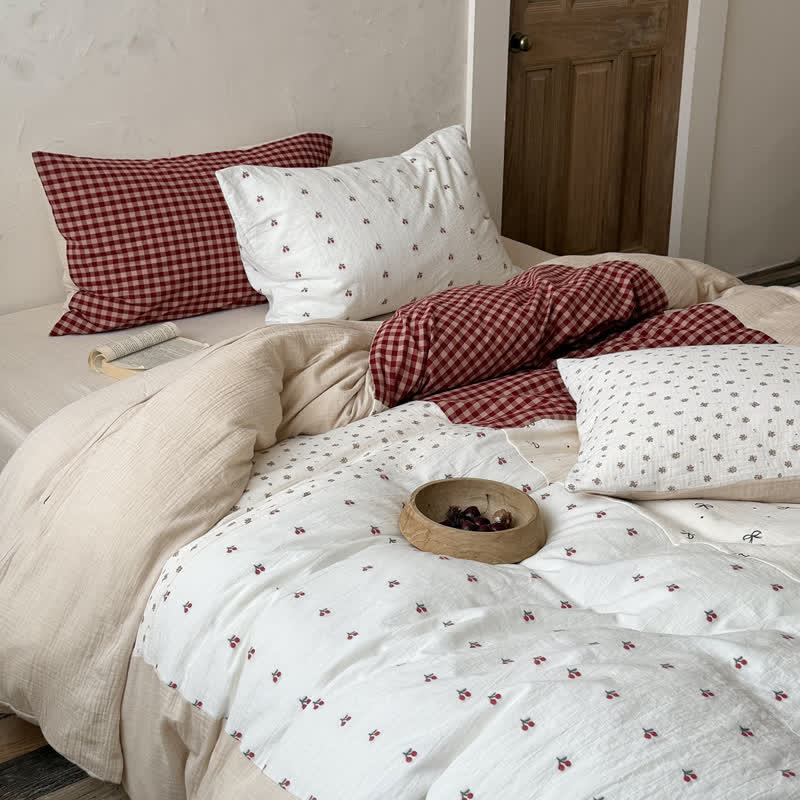 Set di biancheria da letto in morbido e accogliente cotone lavato con motivo a quadretti di ciliegie. - image 1