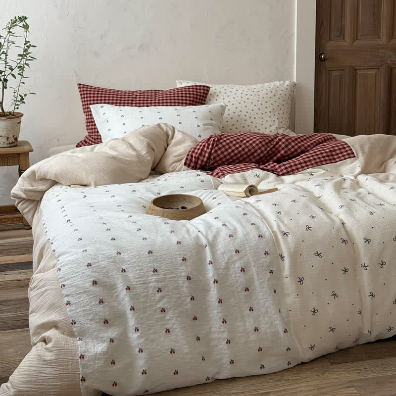 Set di biancheria da letto in morbido e accogliente cotone lavato con motivo a quadretti di ciliegie. - image 2