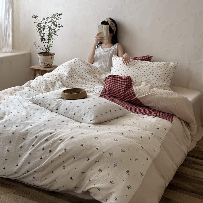 Set di biancheria da letto in morbido e accogliente cotone lavato con motivo a quadretti di ciliegie. - image 3
