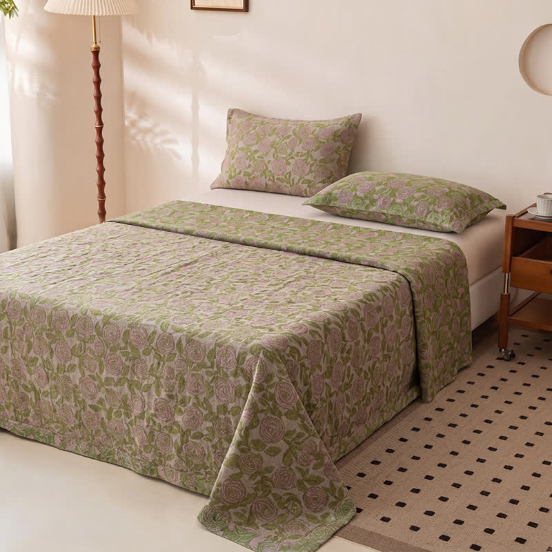 Copriletto in cotone con motivo floreale, perfetto per un accogliente cottage. - image 1