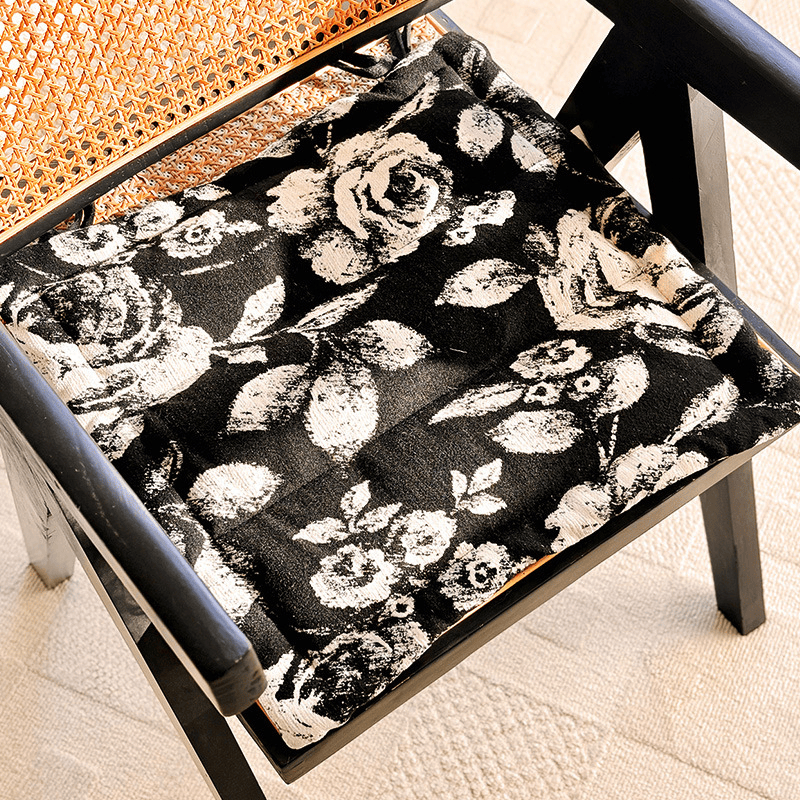 Cuscino per sedia in ciniglia con stampa floreale vintage in bianco e nero - Nero - 19,7" x 19,7" - image 0