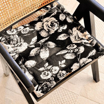 Cuscino per sedia in ciniglia con stampa floreale vintage in bianco e nero - Nero - 19,7" x 19,7" - image 0