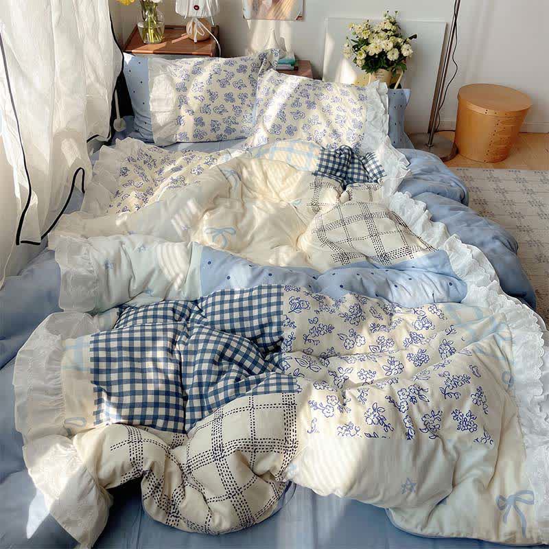 Set di biancheria da letto in garza di cotone con volant e patchwork floreale color azzurro nebbia. - image 1
