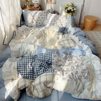 Set di biancheria da letto in garza di cotone con volant e patchwork floreale color azzurro nebbia. - image 1