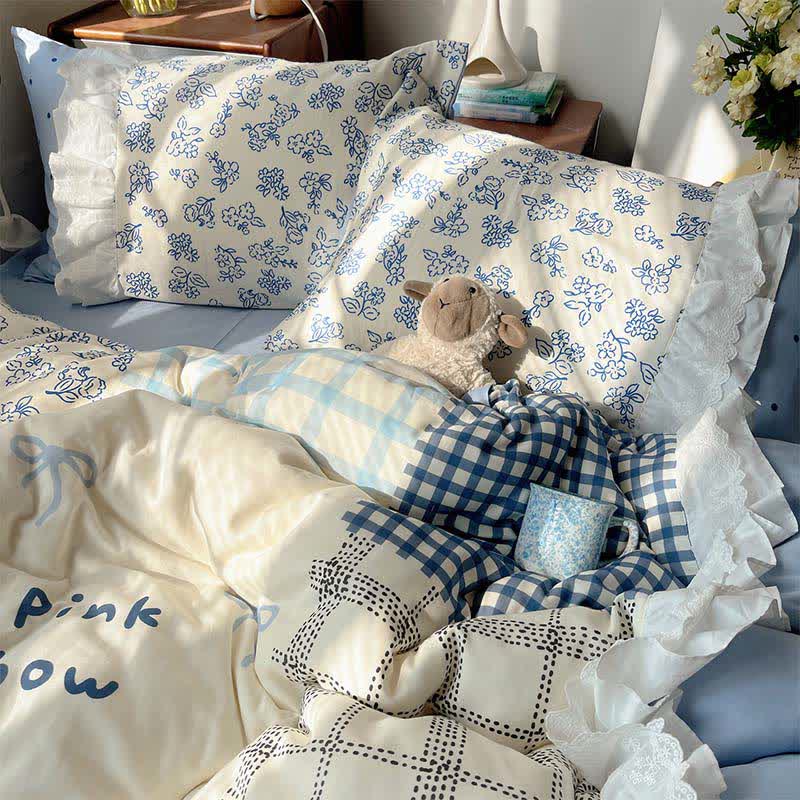Set di biancheria da letto in garza di cotone con volant e patchwork floreale color azzurro nebbia. - image 3