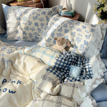 Set di biancheria da letto in garza di cotone con volant e patchwork floreale color azzurro nebbia. - image 3