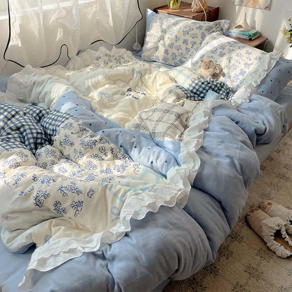 Set di biancheria da letto in garza di cotone con volant e patchwork floreale color azzurro nebbia. - image 2