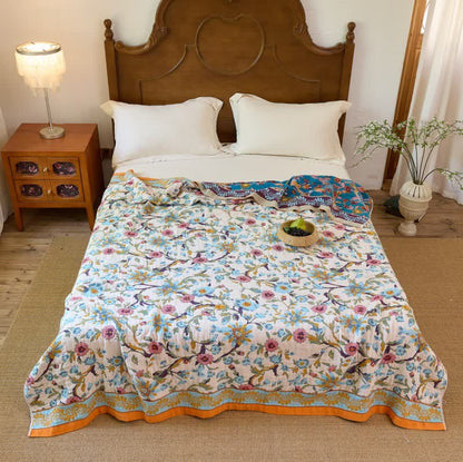 Coperta trapuntata reversibile in cotone con motivo floreale boho. - image 1