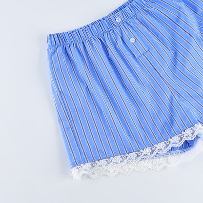 Completo da casa con canotta e pantaloncini in cotone a righe blu e pizzo - image 4