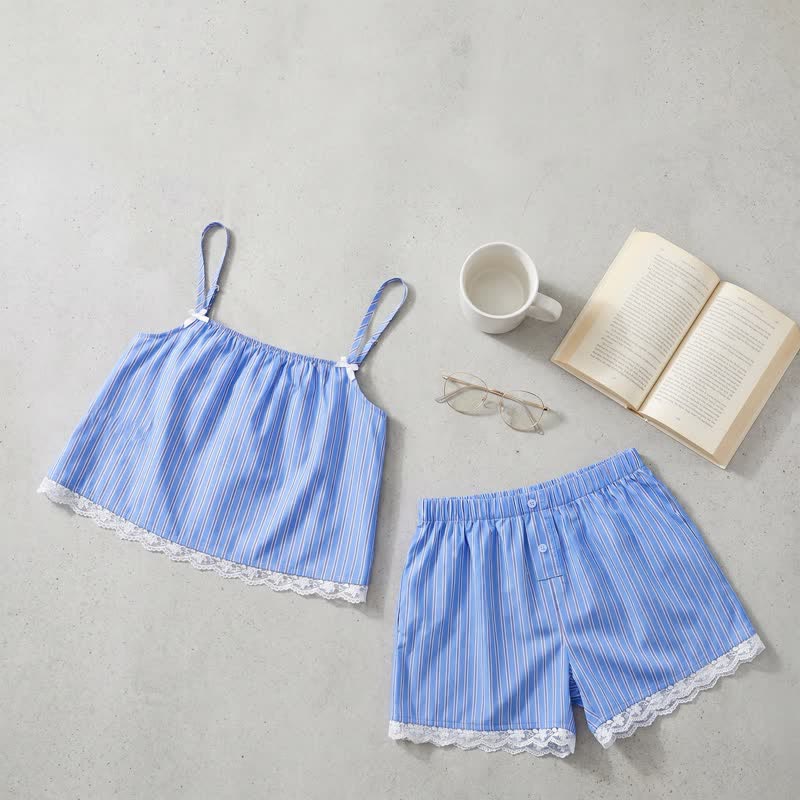 Completo da casa con canotta e pantaloncini in cotone a righe blu e pizzo - image 1