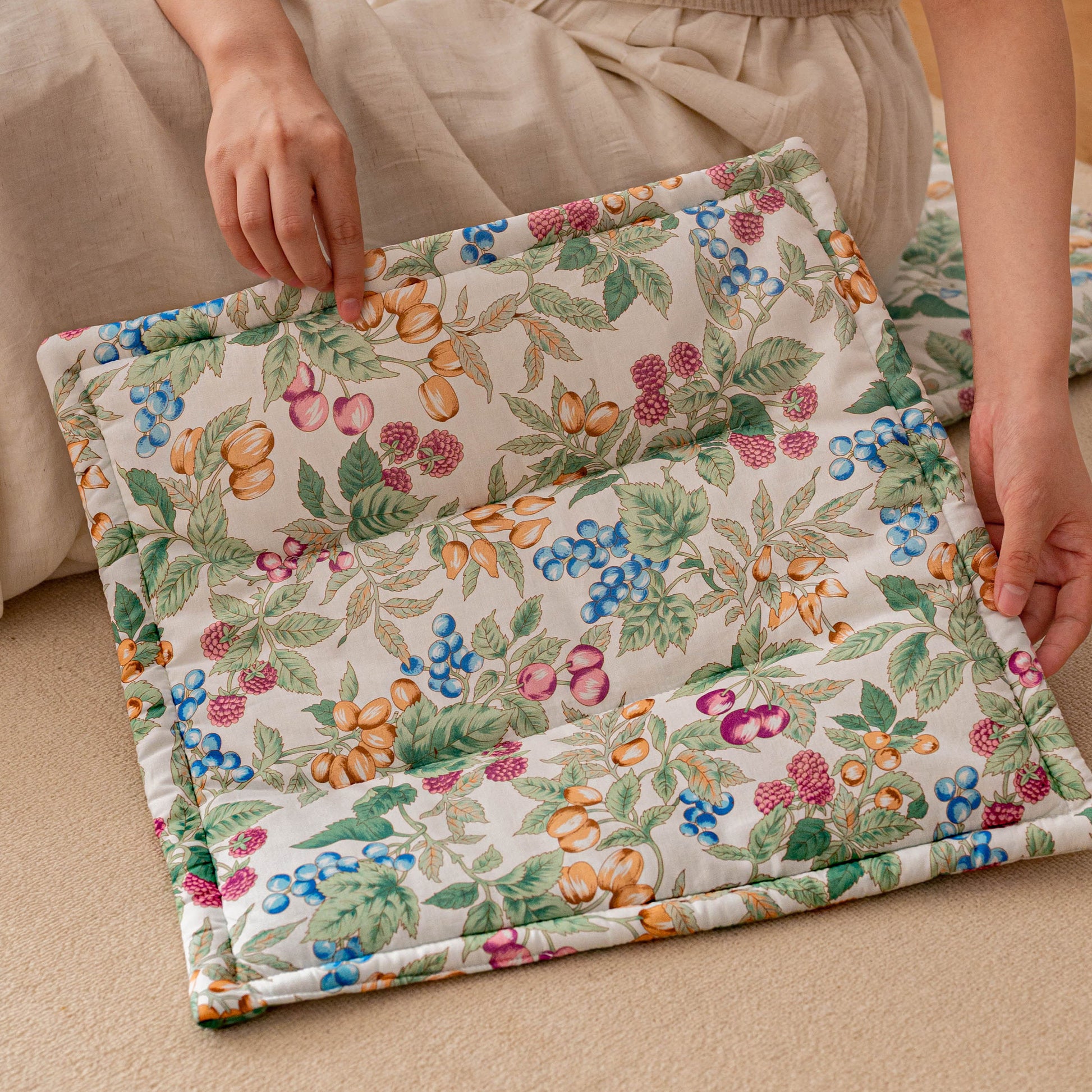 Cuscino per sedia vintage con motivo frutta e fiori - image 2