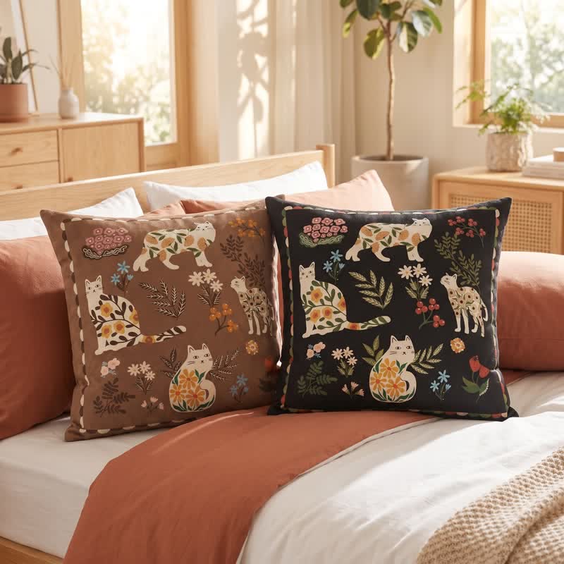 Cuscino decorativo in velluto con motivo gatto di mezzanotte - image 0