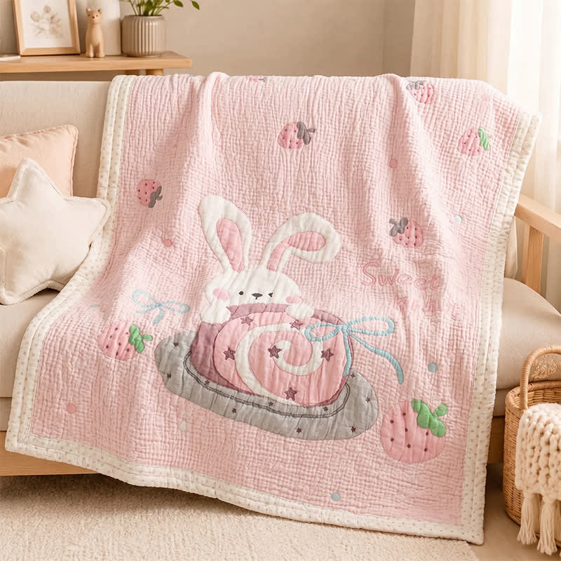 Trapunta per neonati in lyocell con coniglietto rosa e fragole - image 1