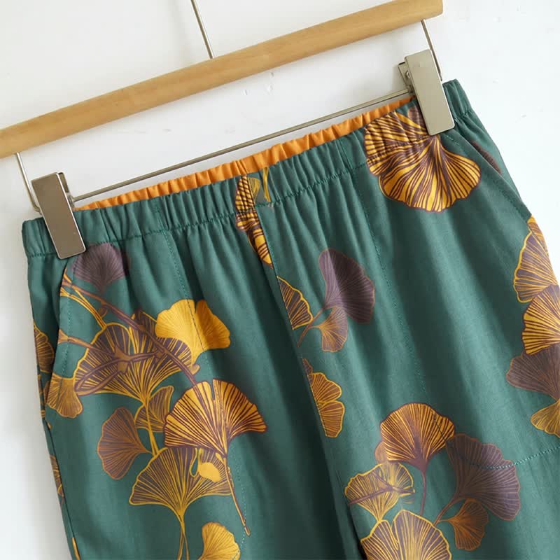 Completo da casa composto da canotta e pantaloni con motivo a foglie botaniche. - image 2