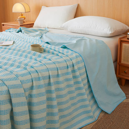 Copriletto a quadri con trama a rilievo e bordo smerlato. - Blu - 79" × 91" - image 0