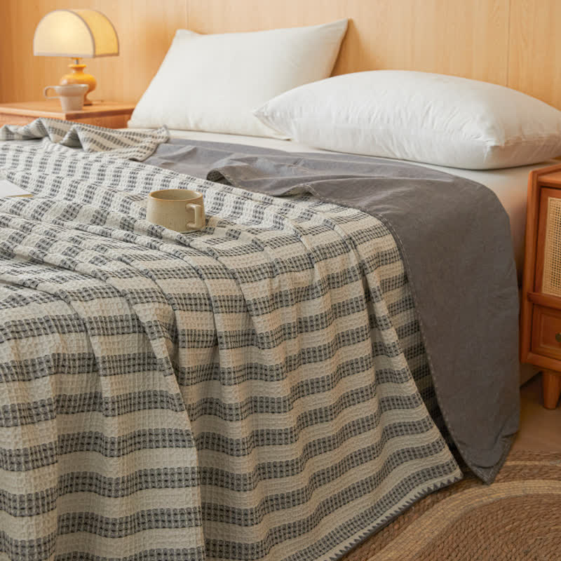 Copriletto a quadri con trama a rilievo e bordo smerlato. - Grigio - 79" × 91" - image 6