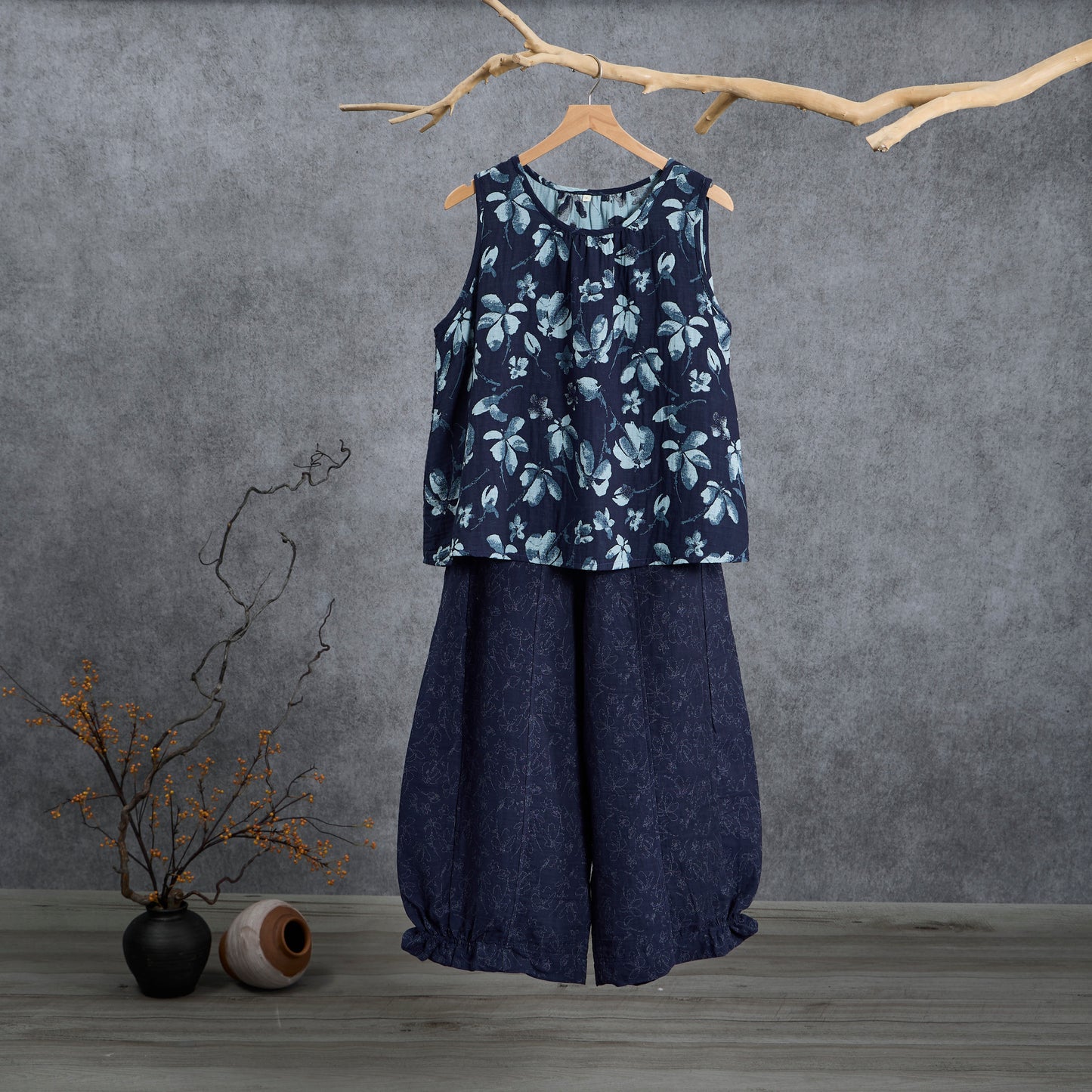 Completo da casa in cotone blu navy con canotta e stampa floreale in stile retrò. - Blu navy - XL - image 0