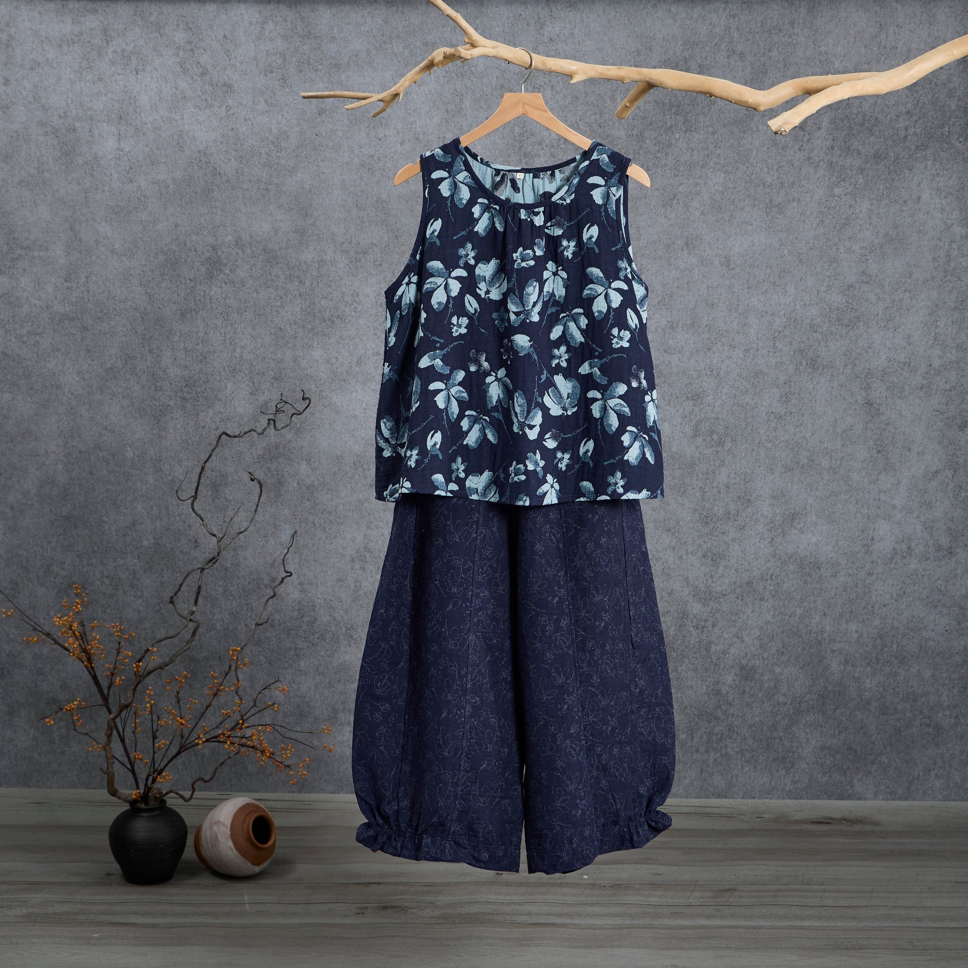 Completo da casa in cotone blu navy con canotta e stampa floreale in stile retrò. - Blu navy - XL - image 0