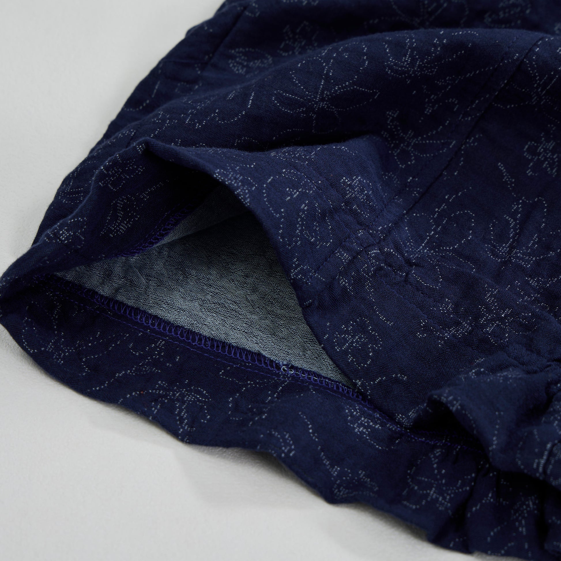 Completo da casa in cotone blu navy con canotta e stampa floreale in stile retrò. - image 9