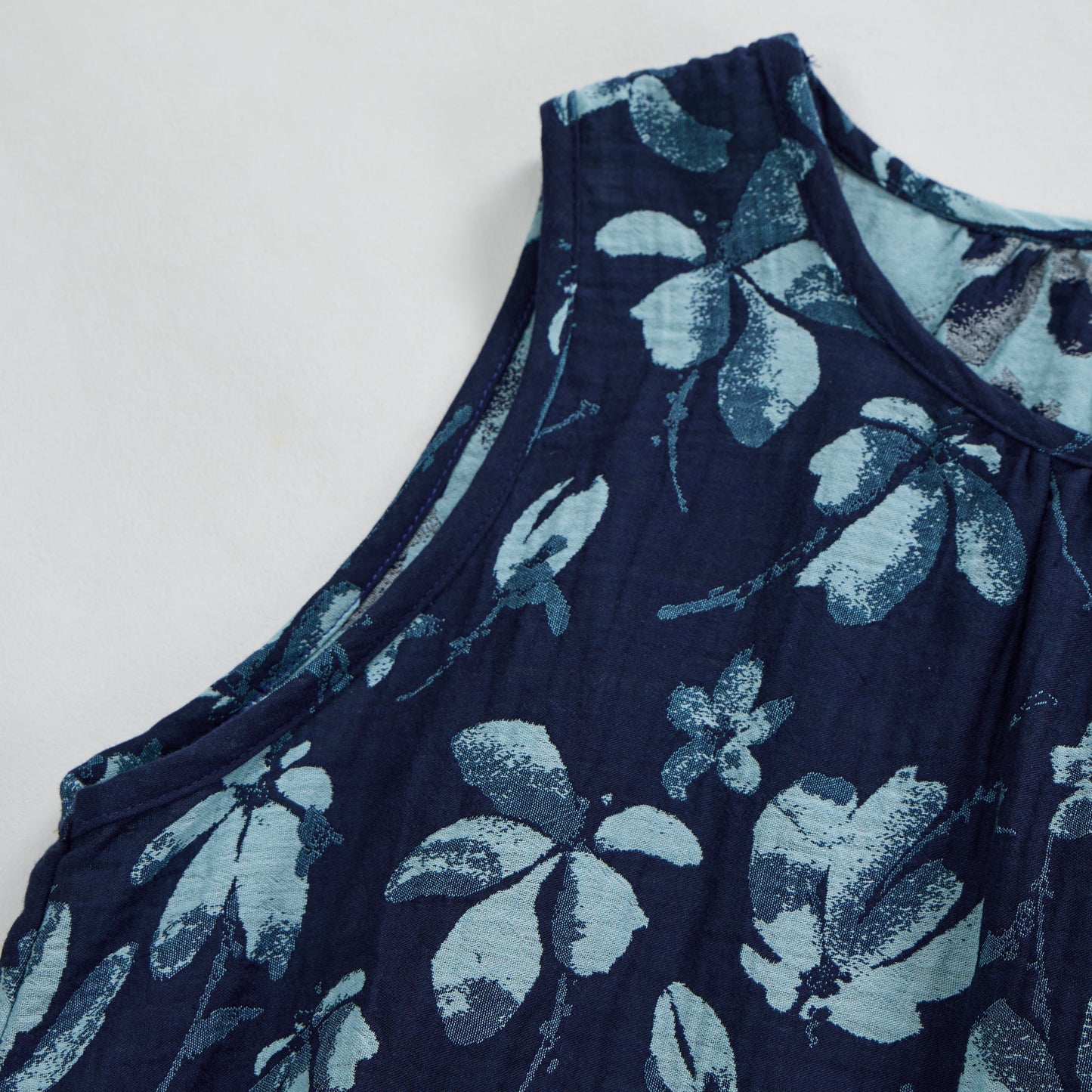 Completo da casa in cotone blu navy con canotta e stampa floreale in stile retrò. - image 3