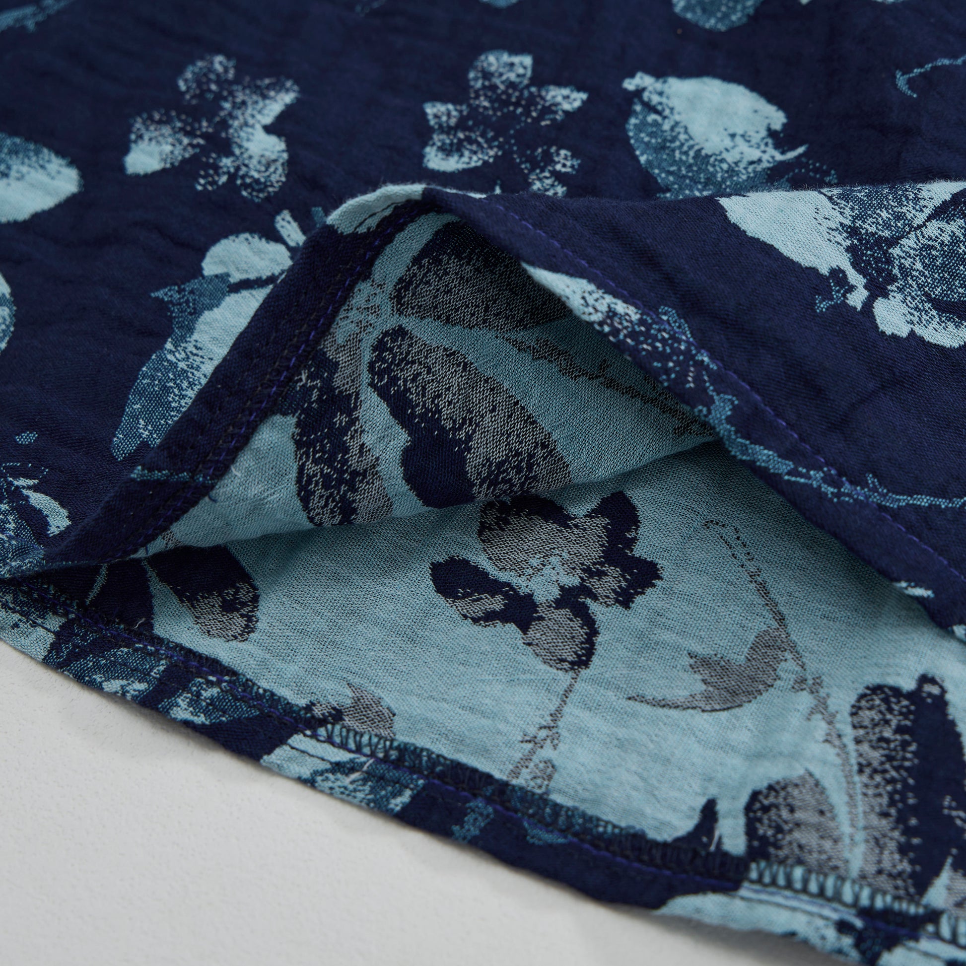 Completo da casa in cotone blu navy con canotta e stampa floreale in stile retrò. - image 4