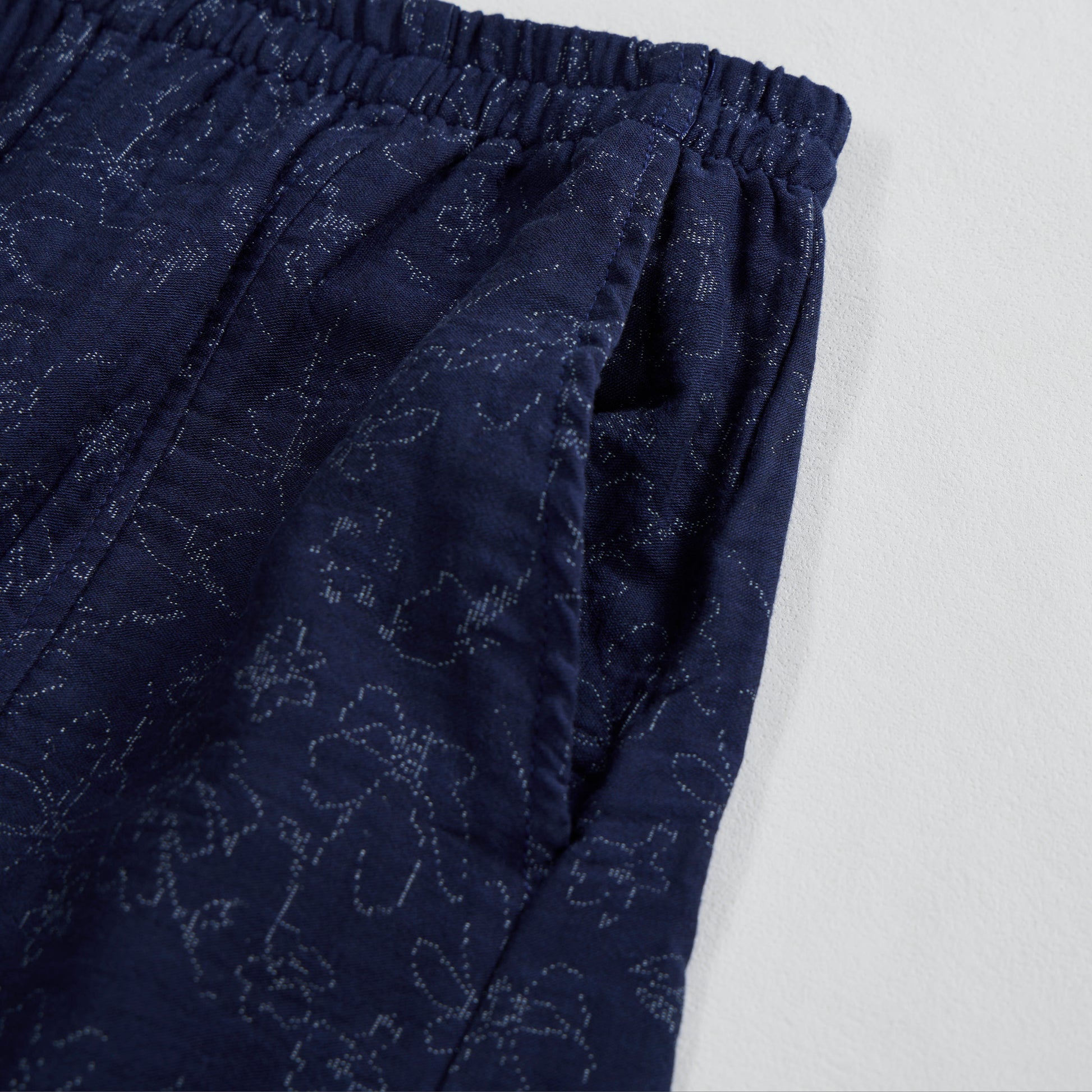 Completo da casa in cotone blu navy con canotta e stampa floreale in stile retrò. - image 7