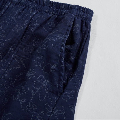 Completo da casa in cotone blu navy con canotta e stampa floreale in stile retrò. - image 7