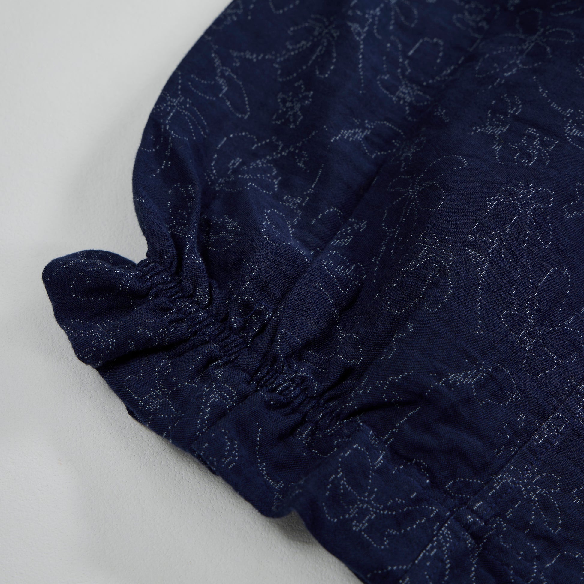 Completo da casa in cotone blu navy con canotta e stampa floreale in stile retrò. - image 8