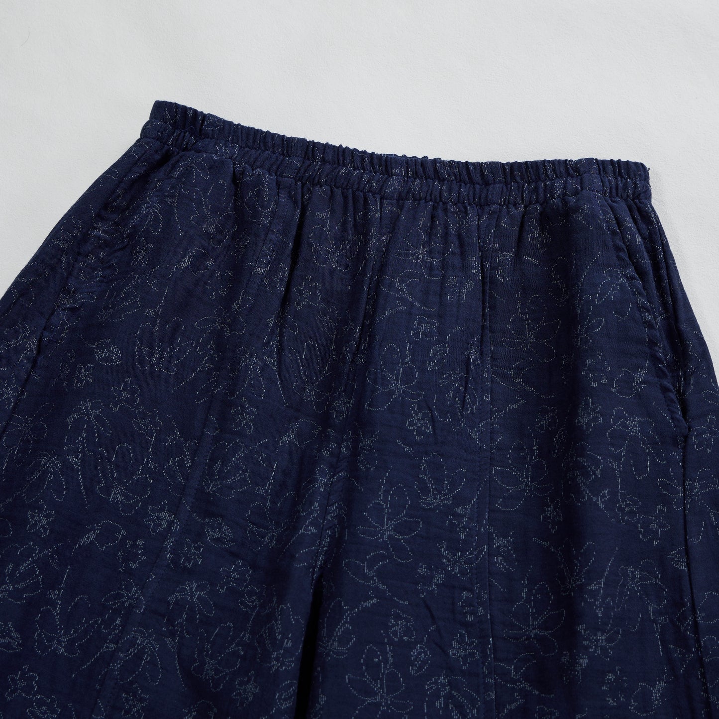 Completo da casa in cotone blu navy con canotta e stampa floreale in stile retrò. - image 6