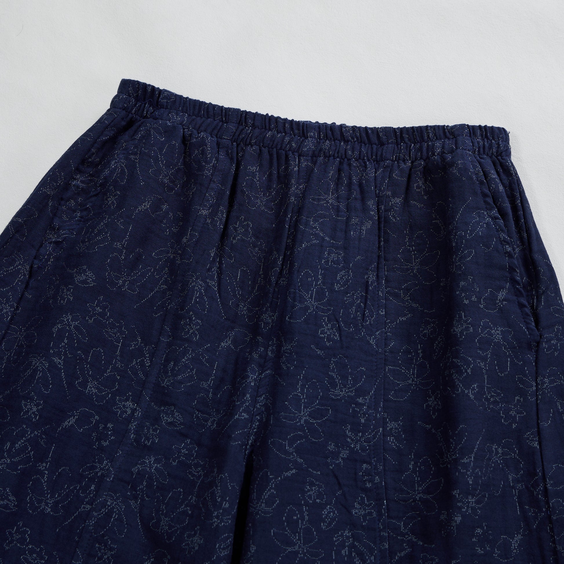 Completo da casa in cotone blu navy con canotta e stampa floreale in stile retrò. - image 6
