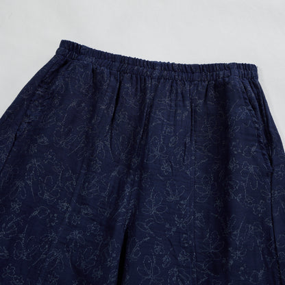 Completo da casa in cotone blu navy con canotta e stampa floreale in stile retrò. - image 6