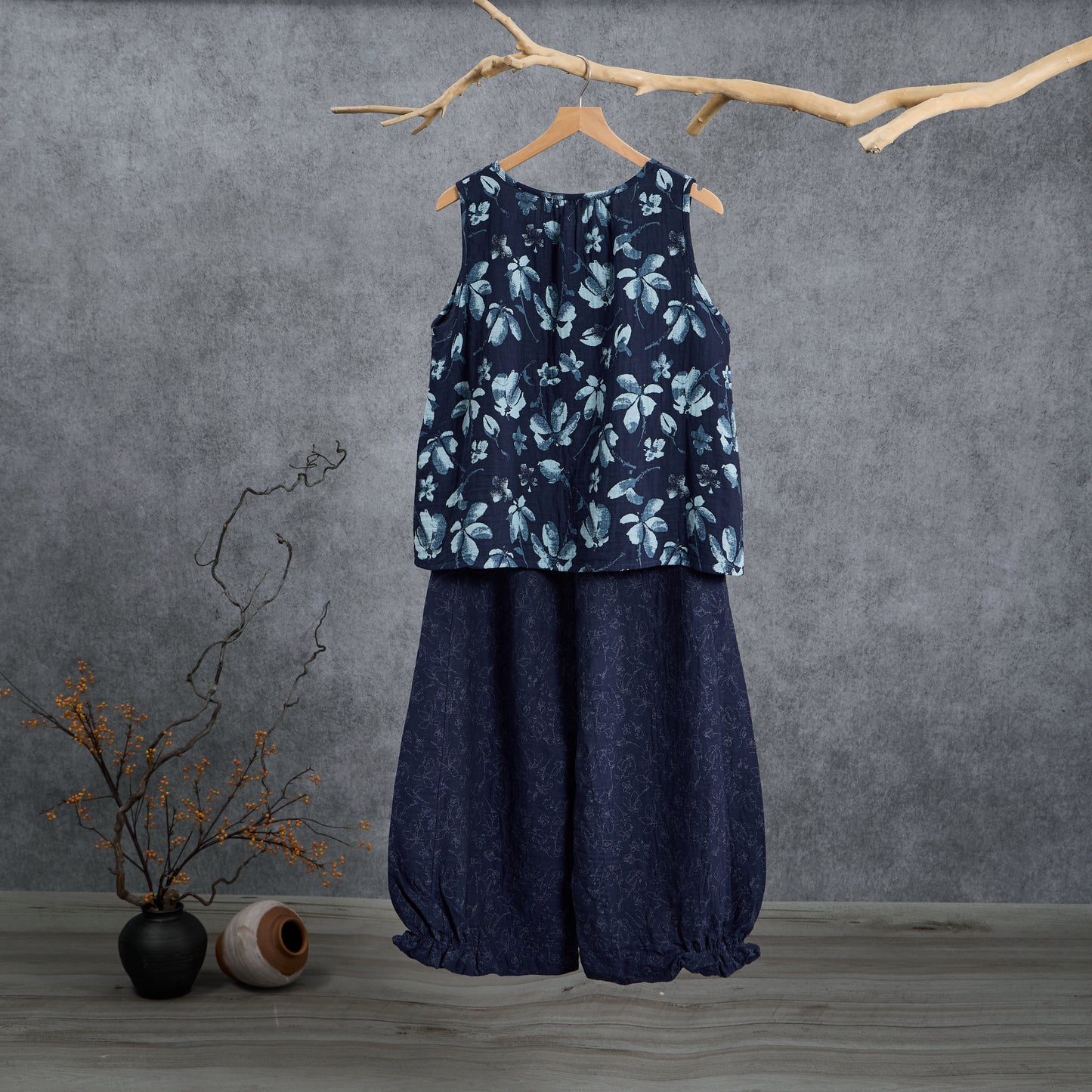 Completo da casa in cotone blu navy con canotta e stampa floreale in stile retrò. - image 1