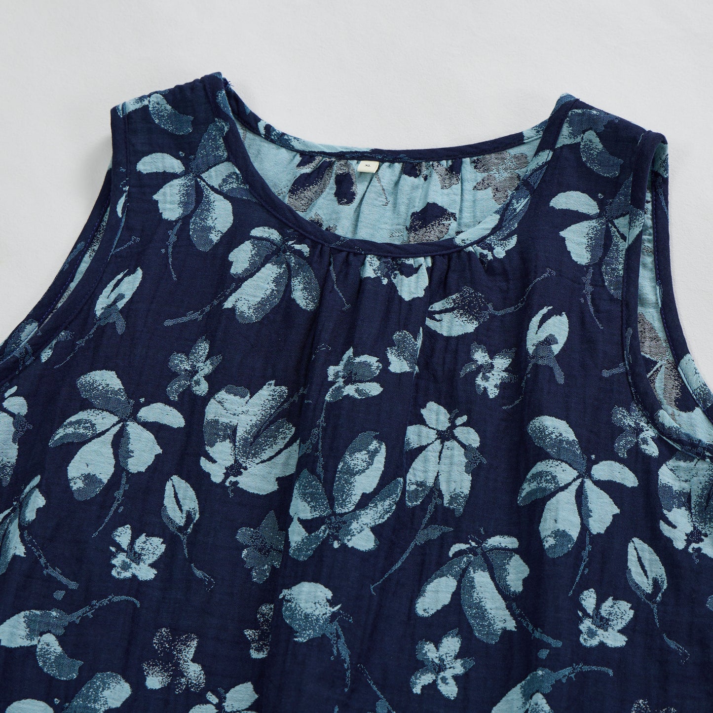 Completo da casa in cotone blu navy con canotta e stampa floreale in stile retrò. - image 2