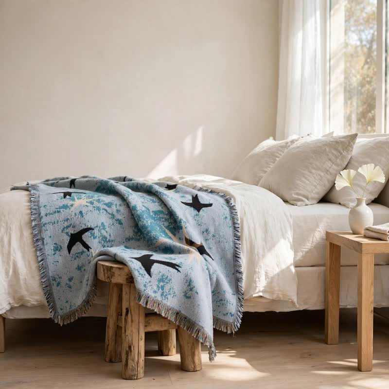 Coperta decorativa con stella e motivo rondine nel cielo artistico - image 3