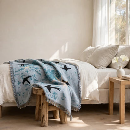 Coperta decorativa con stella e motivo rondine nel cielo artistico - image 3