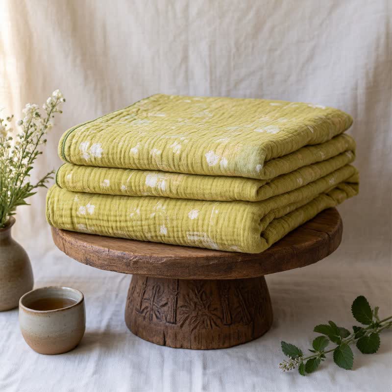 Trapunta reversibile in cotone con motivo floreale verde tenue - image 1