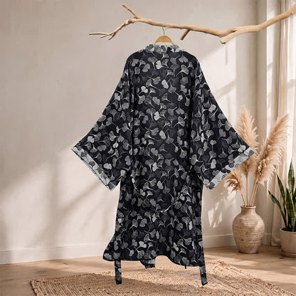 Kimono in cotone con foglie di ginkgo bianche e nere - image 1