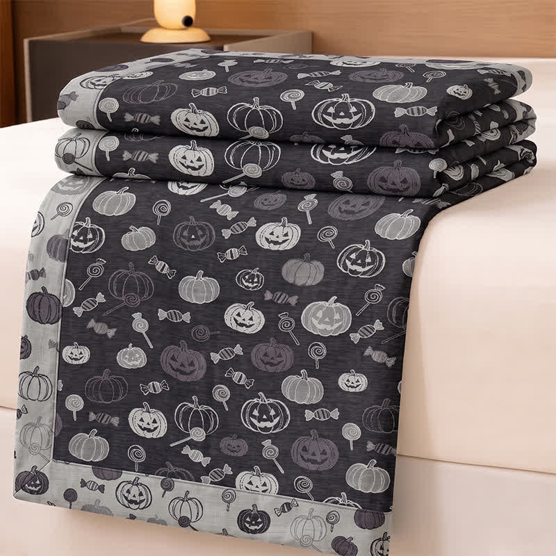 Coperta in cotone nera a forma di zucca di Halloween con motivo caramelle - image 1